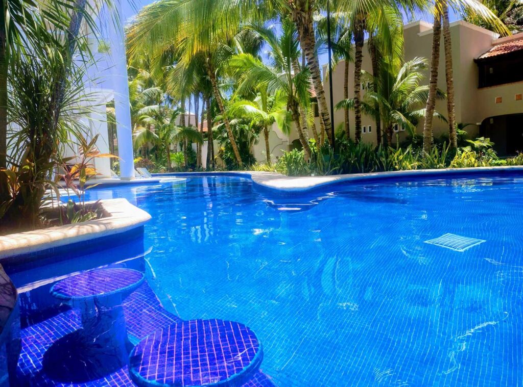 Colibri Swim Up Bar El Dorado Seaside Suites on Palms side