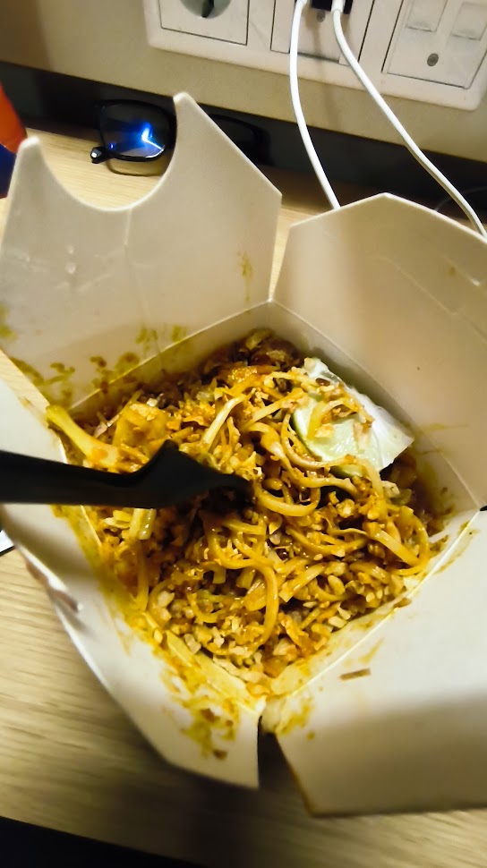 Wok to walk Amsterdam. Chinese in a box