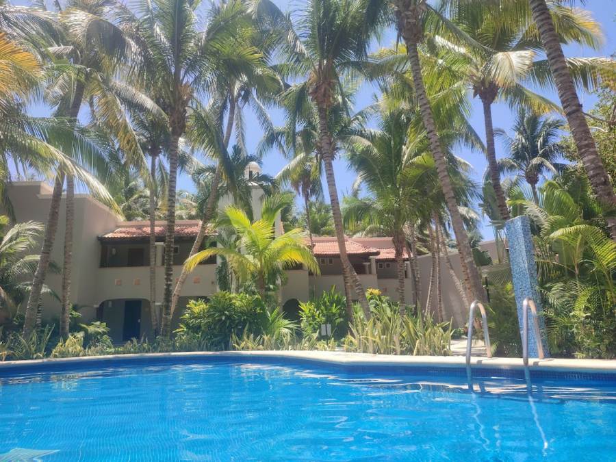 Pool side bar in Mexico